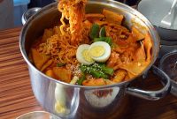How to Make Rabokki: Spicy Korean Rice Cake and Ramen Recipe