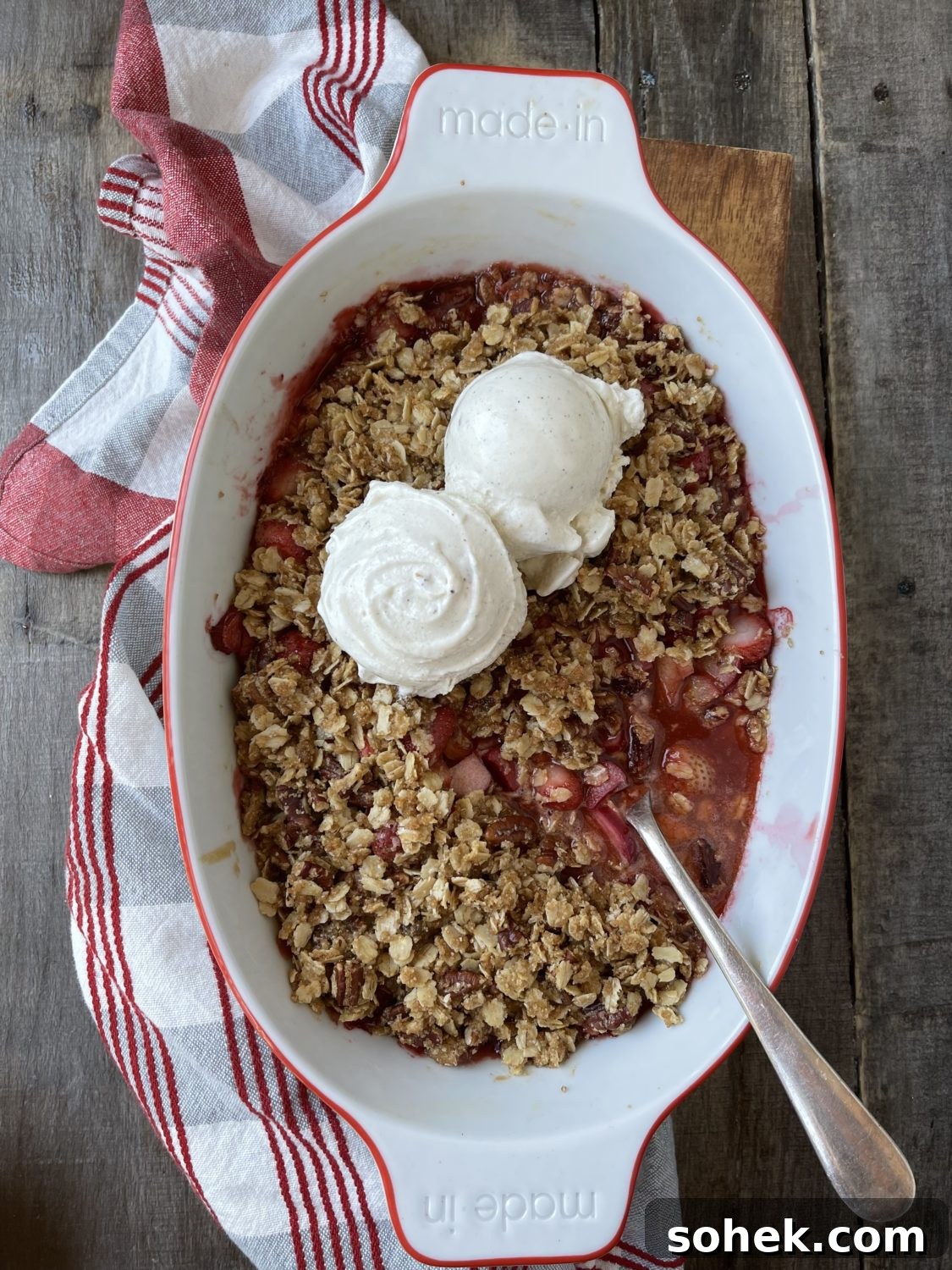 strawberry crumble with ice cream
