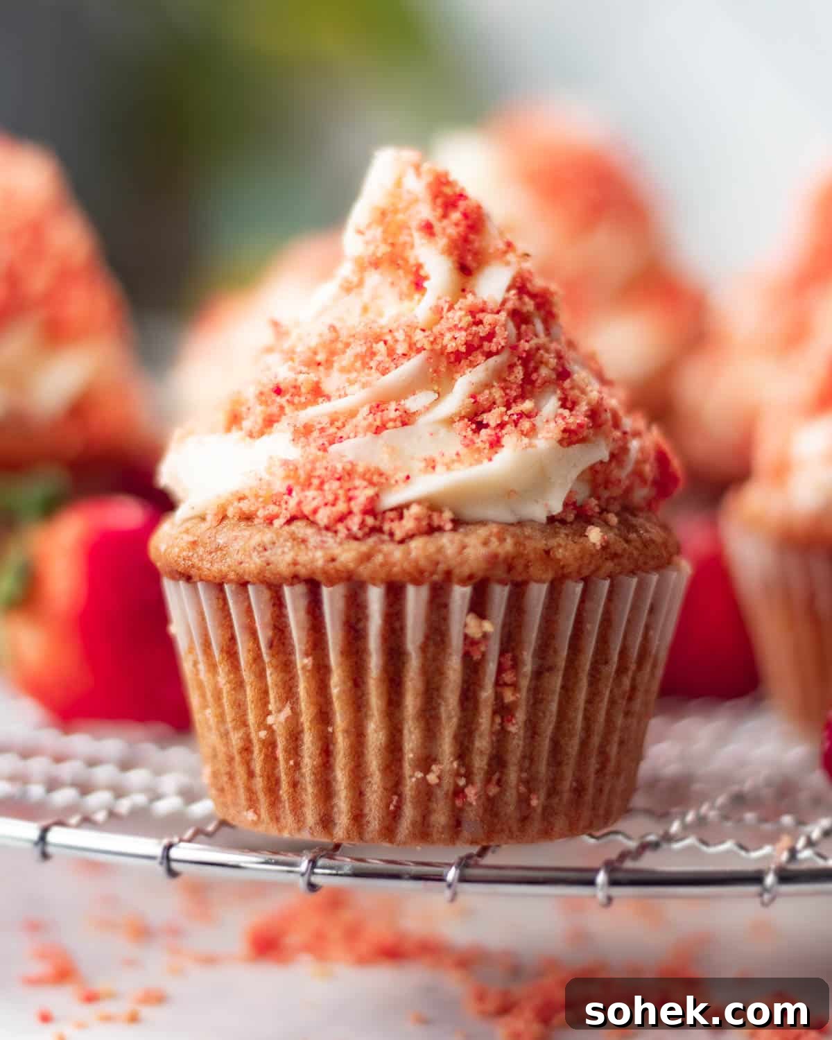Strawberry Crunch Cupcakes Recipe with Crispy Topping 13 Strawberry crunch cupcakes with golden cake bases, rich frosting, and a vibrant red strawberry crumb topping.