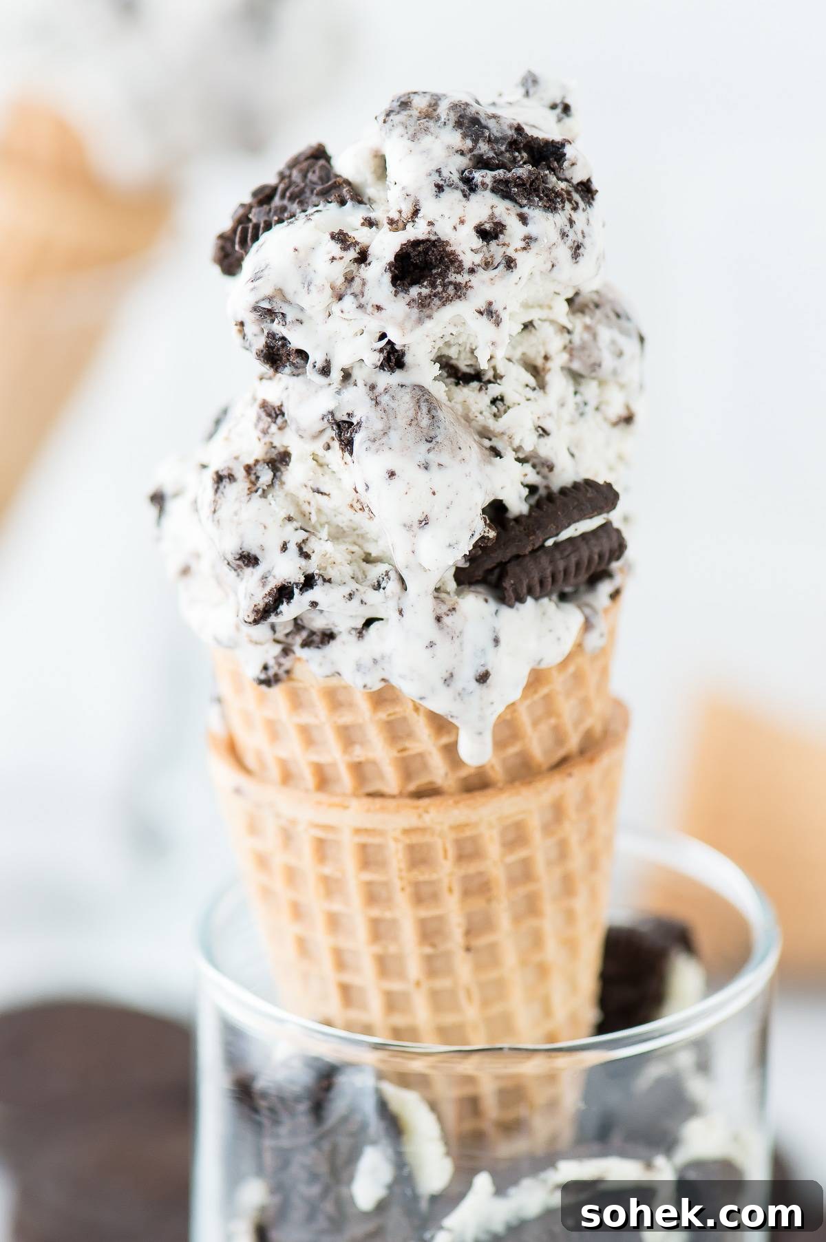 3 ingredient Oreo Ice Cream - the easiest no churn oreo ice cream recipe! Easy Oreo Ice Cream in two waffle cones