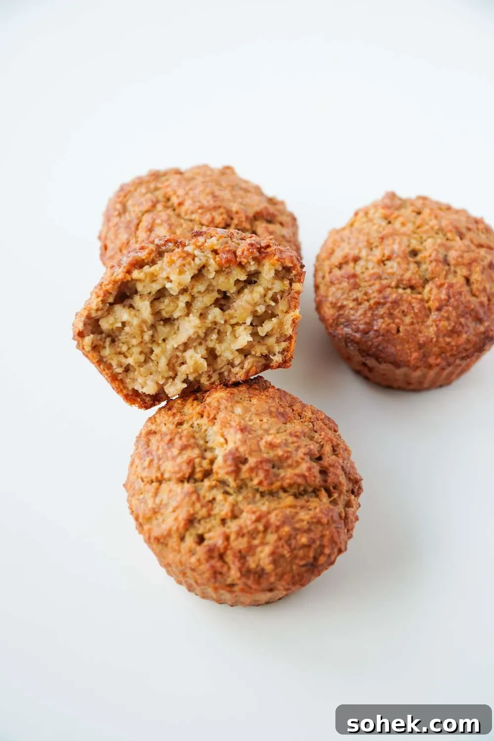 Healthy Banana Oatmeal Muffins! These healthy muffins are refined sugar-free, high-fiber, flourless and super nutritious! Great to meal prep for the week and an easy breakfast on the go! Also good as a snack or healthy dessert!