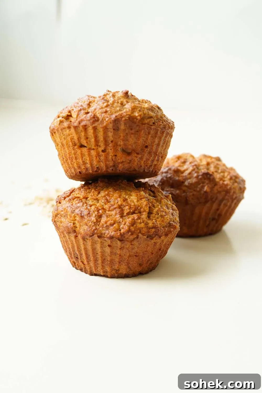 Healthy Banana Oatmeal Muffins! These healthy muffins are refined sugar-free, high-fiber, flourless and super nutritious! Great to meal prep for the week and an easy breakfast on the go! Also good as a snack or healthy dessert!