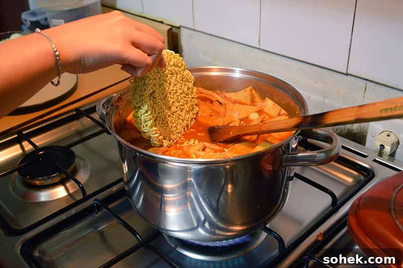 How to Make Rabokki: Spicy Korean Rice Cake and Ramen Recipe 4 cooking rabokki