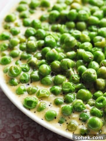 Creamed peas in bowl
